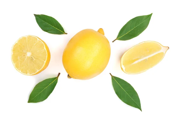 Citron et tranches avec des feuilles isolées sur fond blanc. Couché plat, vue du dessus — Photo