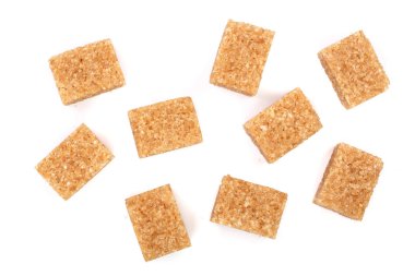 Beyaz arka plan üzerinde izole kahverengi şeker küpleri. Üstten Görünüm. Düz yatıyordu