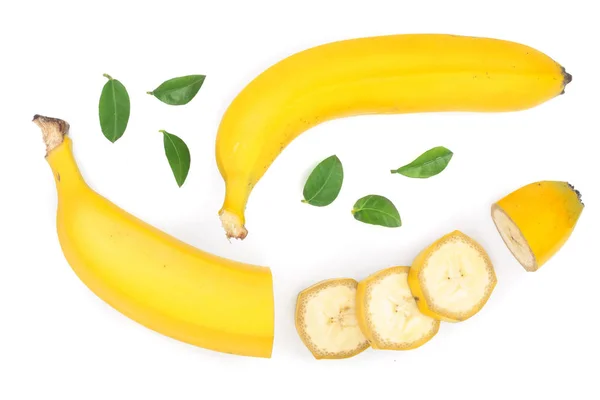 Μπανάνα σε φέτες με πράσινα φύλλα που απομονώνονται σε λευκό φόντο. Το Top view. Επίπεδη θέσει — Φωτογραφία Αρχείου