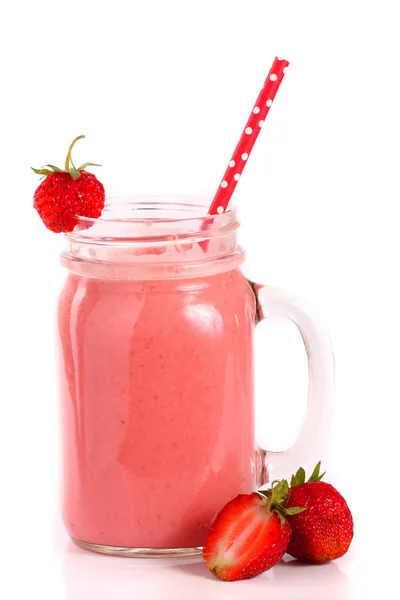Szklankę smoothie na białym tle lub Jogurt truskawkowy — Zdjęcie stockowe