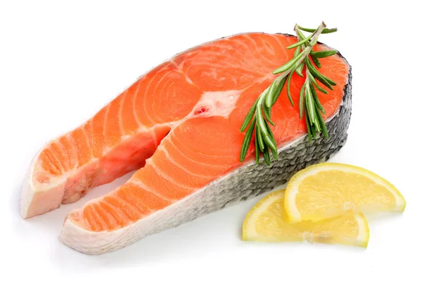 Dilim limon ve biberiye beyaz arka plan üzerinde izole kırmızı balık somon — Stok fotoğraf