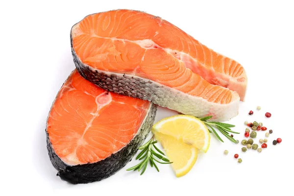 Potongan salmon ikan merah dengan lemon, rosemary dan lada diisolasi pada latar belakang putih — Stok Foto