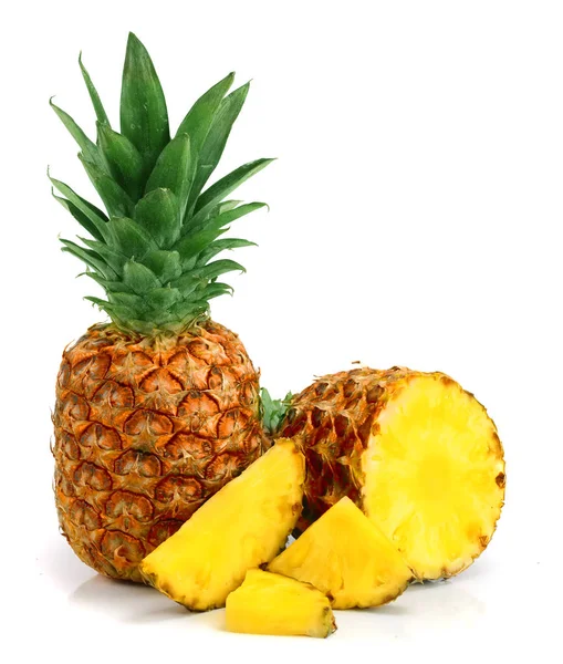 Ananas mit Scheiben isoliert auf weißem Hintergrund — Stockfoto