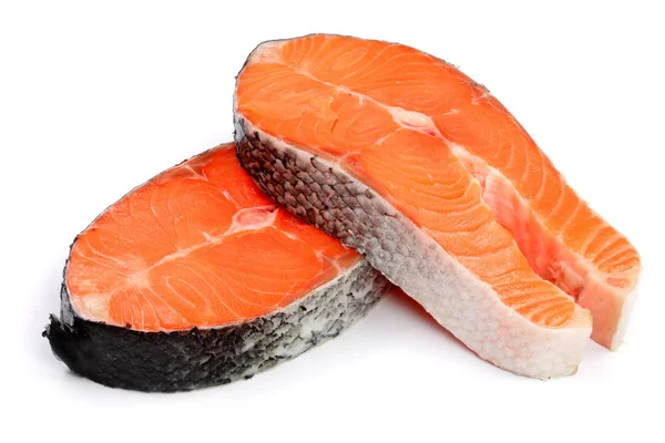 Шматочок червоного рибного лосося ізольовано на білому тлі — стокове фото