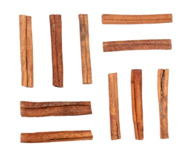 Tarçın çubukları beyaz arka planda izole edilmiş. Üst görünüm