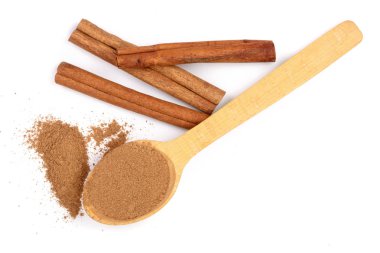 Beyaz arka plan üzerinde izole toz tarçın. Üstten Görünüm