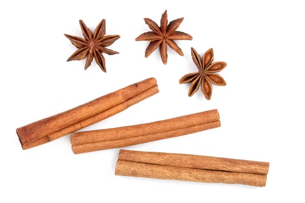 Palitos de canela y anís estrellado aislados sobre fondo blanco. Vista superior — Foto de Stock