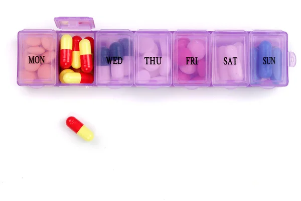 Caja de pastillas diaria con píldoras médicas aisladas sobre fondo blanco con espacio de copia para su texto. Vista superior. Puesta plana —  Fotos de Stock