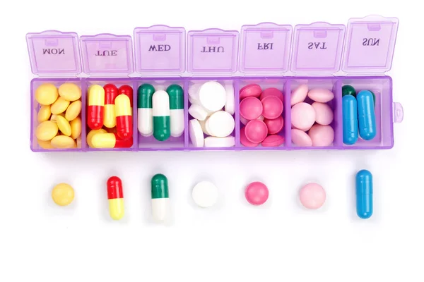 Scatola pillola giornaliera con pillole mediche isolate su sfondo bianco. Vista dall'alto. Posa piatta — Foto Stock