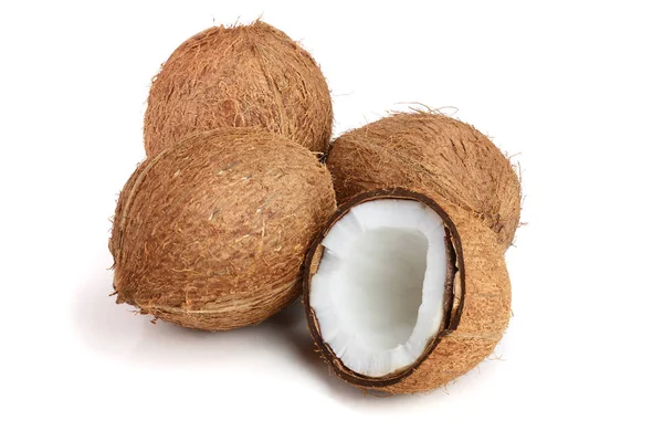 Tres cocos enteros y medio aislados sobre fondo blanco — Foto de Stock