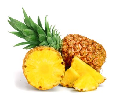 Beyaz arkaplanda dilimleri olan ananas