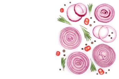 Biberiye ve karabiber izole kopya alanı metniniz için beyaz zemin üzerine kırmızı soğan dilimlenmiş. Üstten Görünüm