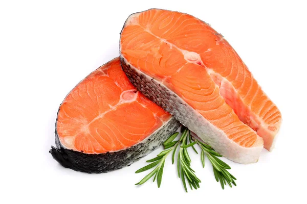 Rebanada de salmón rojo con romero aislado sobre fondo blanco — Foto de Stock