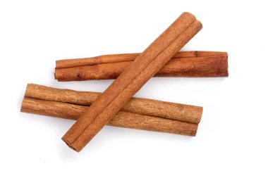 Tarçın çubukları beyaz arka planda izole edilmiş. Üst görünüm