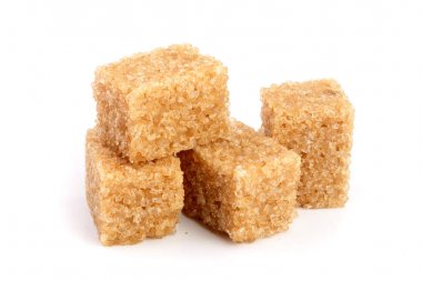 kahverengi şeker küpleri beyaz arkaplanda izole