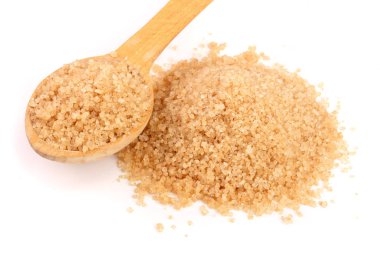 tahta kaşık beyaz arka plan üzerinde izole kahverengi şeker