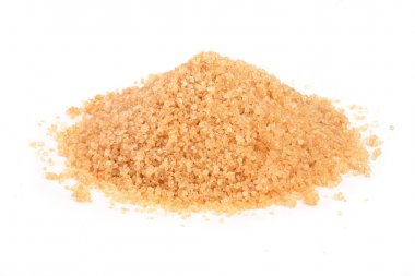 Beyaz arka plan üzerinde izole kahverengi şeker yığın