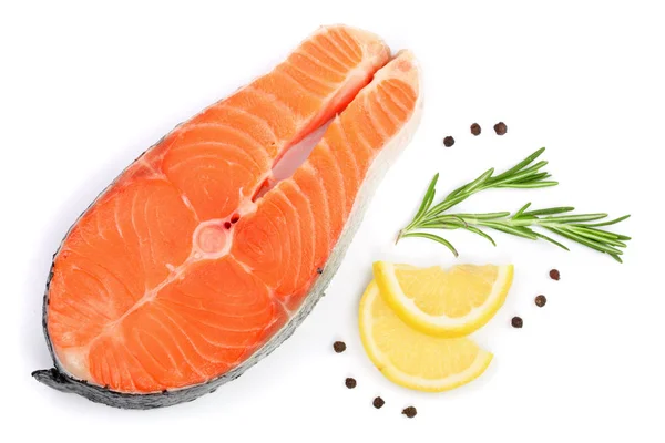 Rebanada de salmón de pescado rojo con limón, romero y granos de pimienta aislados sobre fondo blanco. Vista superior. Puesta plana — Foto de Stock