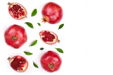 Nar kopya alanı metniniz için beyaz zemin üzerine izole yaprakları ile. Üstten Görünüm. Düz yatıyordu desen