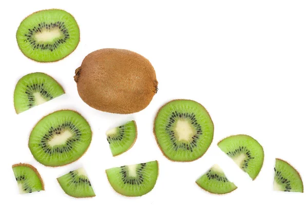 Kiwi fruit met segmenten geïsoleerd op een witte achtergrond met kopie ruimte voor uw tekst. Bovenaanzicht. Plat lag patroon — Stockfoto