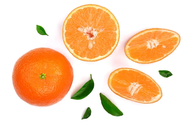 Orange ou mandarine avec des feuilles isolées sur fond blanc. Couché à plat, vue de dessus. Composition des fruits — Photo