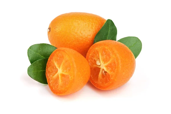 Cumquat o kumquat con foglia isolata su sfondo bianco primo piano — Foto Stock