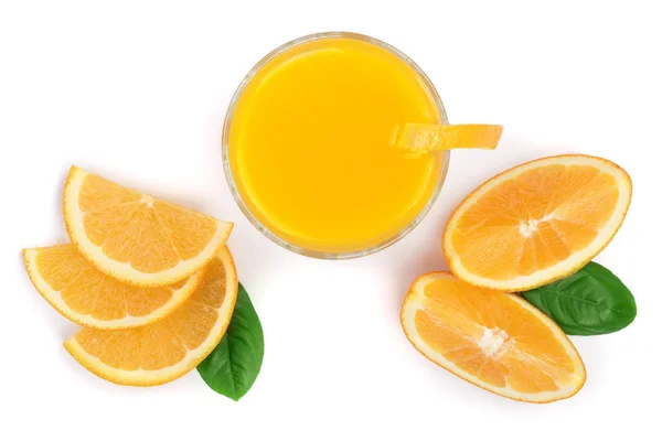 Ποτήρι χυμός πορτοκάλι με φέτες από εσπεριδοειδή και τα πράσινα φύλλα που απομονώνονται σε λευκό φόντο, το top view. Επίπεδη lay μοτίβο — Φωτογραφία Αρχείου