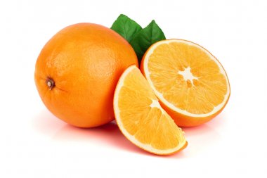 Portakal dilim ve beyaz arka plan üzerinde izole yaprak ile