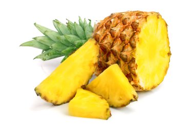 Beyaz arkaplanda dilimleri olan ananas