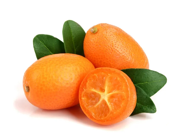 Cumquat ou kumquat com folha isolada no fundo branco fechar — Fotografia de Stock