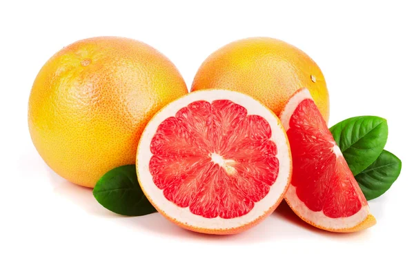 Grapefruit und Scheiben mit Blättern auf weißem Hintergrund — Stockfoto