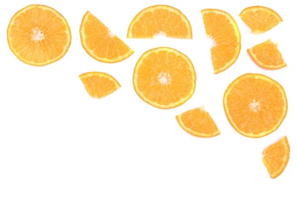 Φέτες από πορτοκάλι ή μανταρίνι που απομονώνονται σε λευκό φόντο με αντίγραφο χώρου για το κείμενό σας. Επίπεδη lay, κορυφαία προβολή — Φωτογραφία Αρχείου