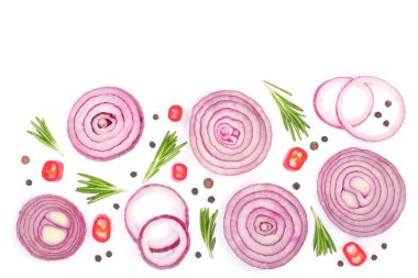 Biberiye ve karabiber izole kopya alanı metniniz için beyaz zemin üzerine kırmızı soğan dilimlenmiş. Üstten Görünüm