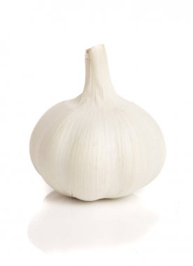 Beyaz arka plan üzerinde izole sarımsak yakın çekim