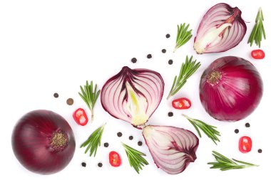 Biberiye ve karabiber izole kopya alanı metniniz için beyaz zemin üzerine kırmızı soğanlı. Üstten Görünüm. Düz yatıyordu