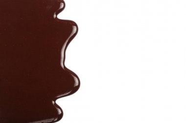 Beyaz arka plan üzerinde izole eritilmiş çikolata damlama