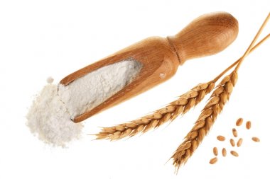 kulakları buğday ve un ahşap Kepçe beyaz arka plan üzerinde izole içinde yığını. Üstten Görünüm. Düz yatıyordu