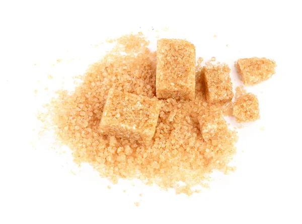 Amontoado de açúcar mascavo isolado no fundo branco — Fotografia de Stock