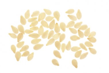 Beyaz arkaplan görünümünde izole susam tohumları