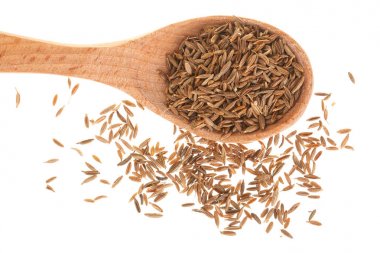 Kimyon veya tahta kaşık beyaz arka plan üzerinde izole Kimyon tohumu. Üstten Görünüm