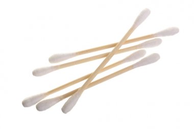 Beyaz arka plan makro üstten görünüm üzerinde izole pamuk kulak sopa. Düz yatıyordu