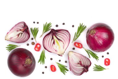 Biberiye ve karabiber izole kopya alanı metniniz için beyaz zemin üzerine kırmızı soğanlı. Üstten Görünüm. Düz yatıyordu