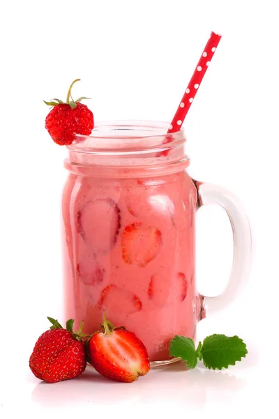 Glas jordgubbs yoghurt eller smoothie med myntablad isolerad på vit bakgrund — Stockfoto