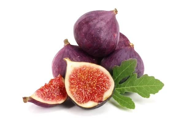 Owoce figowe z liści na białym tle na białym tle — Zdjęcie stockowe