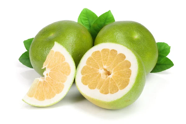 Citrus lieverd of Pomelit, sweetie met segmenten en blad geïsoleerd op een witte achtergrond close-up — Stockfoto