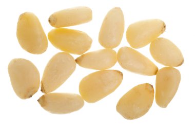 Kabuklu sedir çam fıstığı beyaz arka plan üzerinde izole. Üstten Görünüm