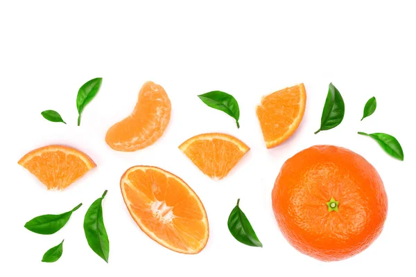 Naranja o mandarina con hojas aisladas sobre fondo blanco con espacio de copia para su texto. Piso tendido, vista superior — Foto de Stock