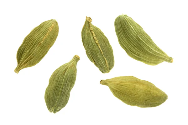 Groene kardemom zaden geïsoleerd op een witte achtergrond. Bovenaanzicht. plat leggen — Stockfoto