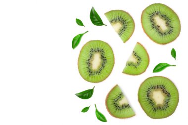 Kopya alanı metniniz için beyaz zemin üzerine izole dilimleri ile kivi. Üstten Görünüm. Düz yatıyordu desen