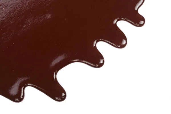 Chocolate derretido gotejamento isolado no fundo branco — Fotografia de Stock